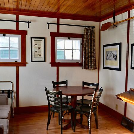Banff Beaver Cabins ภายนอก รูปภาพ
